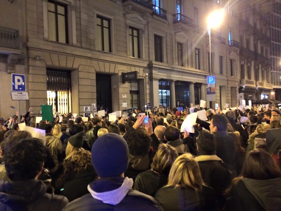 equinoxbcn's tweet image. #jesuischarlie #soycharlie #soccharlie en ce moment devant le consulat français de Barcelone