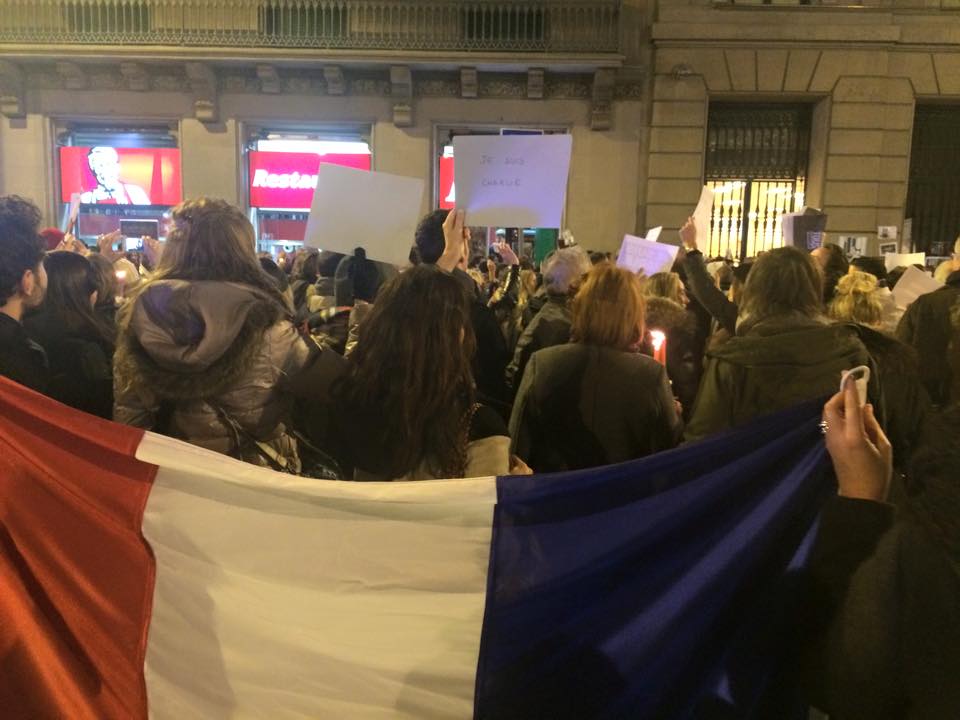 equinoxbcn's tweet image. #jesuischarlie #soycharlie #soccharlie en ce moment devant le consulat français de Barcelone