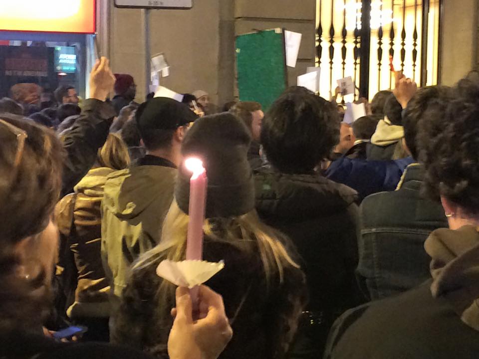 equinoxbcn's tweet image. #jesuischarlie #soycharlie #soccharlie en ce moment devant le consulat français de Barcelone