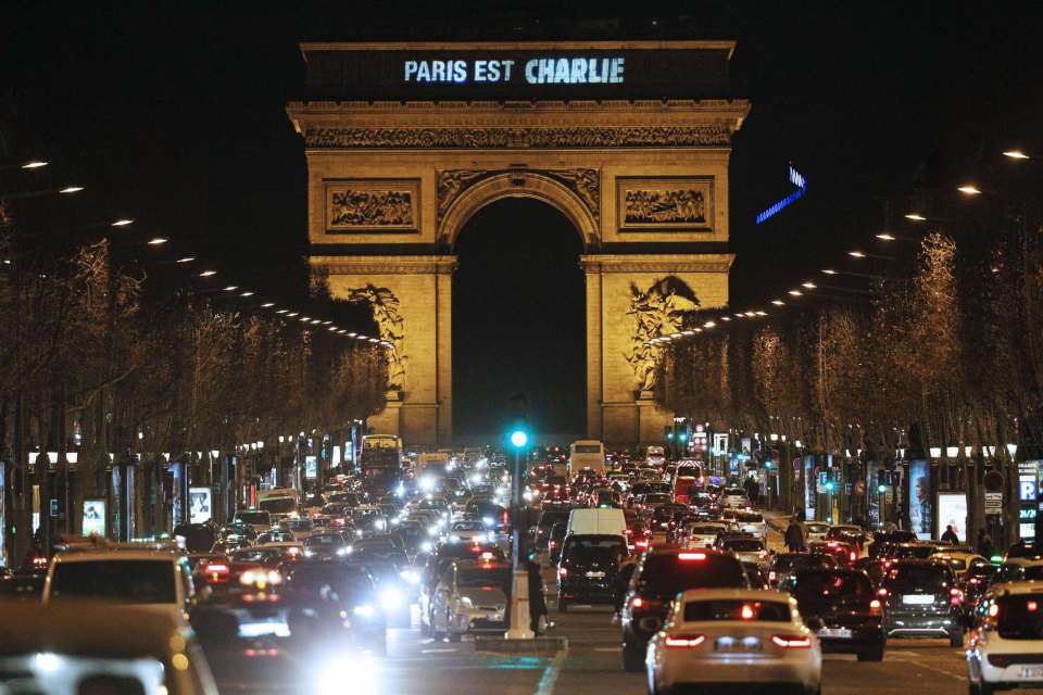 el_pais's tweet photo. "París es Charlie" http://t.co/SsWTlPtCYV El mensaje solidario con las víctimas también llega al Arco del Triunfo http://t.co/NSKwAXqFLu