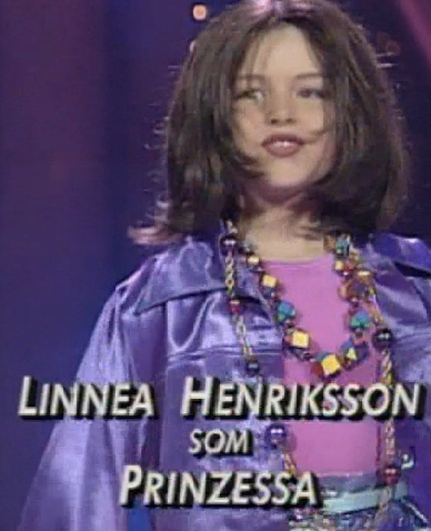 TV4's tweet photo. Sötchock! Hur gullig var inte @linneahendrix här? #20årmednyårskarameller #småstjärnorna #idolse http://t.co/xvWAN6e9TL