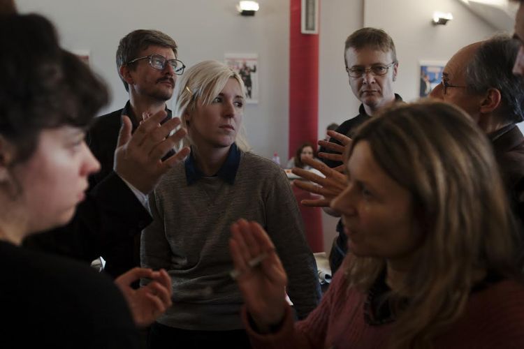 «Bon, on fait le journal ?»  #CharlieHebdo s'installe à «Libé», <a href="/isabellehanne/">Isabelle Hanne</a> a suivi la conf ecrans.liberation.fr/ecrans/2015/01…