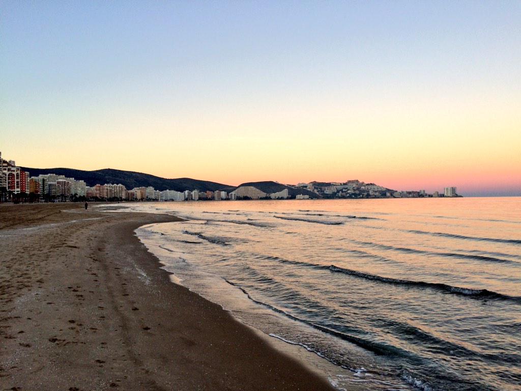 MeteoCullera's tweet photo. #tiempo #Cullera Atardecer de hoy desde la Playa de San Antonio: 'Cinturón de Venus', 'Mínves de Gener' y #max. 15,4° http://t.co/Tm6Qfa3EWm