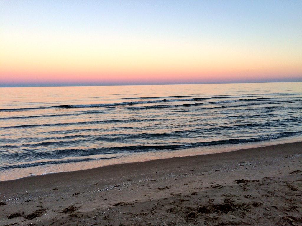 MeteoCullera's tweet photo. #tiempo #Cullera Atardecer de hoy desde la Playa de San Antonio: 'Cinturón de Venus', 'Mínves de Gener' y #max. 15,4° http://t.co/Tm6Qfa3EWm