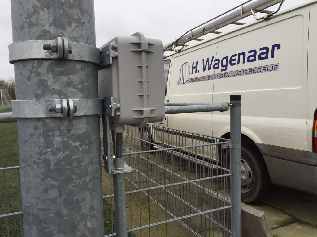 HilbertWagenaar's tweet photo. Winderige voorbereidingen verlichting trainingsveld @VVZ_westereen . Hopelijk volgende week goed weer voor hoogwerker http://t.co/8EGC4uR2Mh