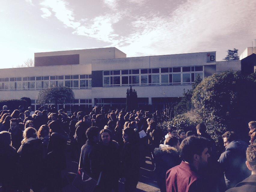 JulNicolai's tweet photo. #MinuteDeSilence @EMLYON http://t.co/7anlNptKpd