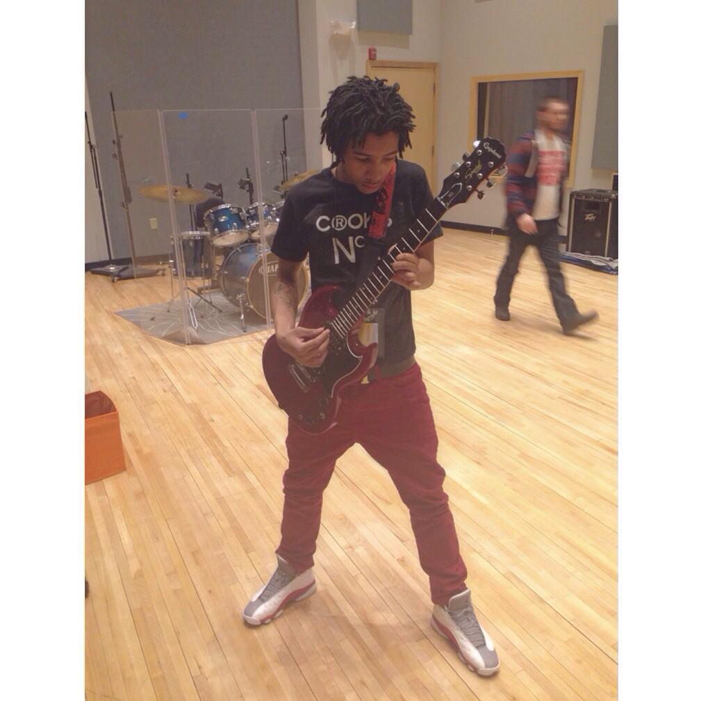 FlexTheHippy's tweet photo. #HippyHendrix πΈπΆ http://t.co/VR4m7m2705
