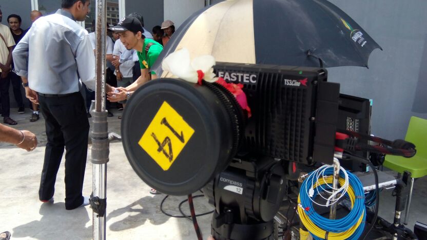 WowoHSV's tweet image. Kamera #Fastec #TS3Cine dikasih bunga sbl dipake syuting film #DoubleTrouble #EpenCupen tgl 7 Januari 2015