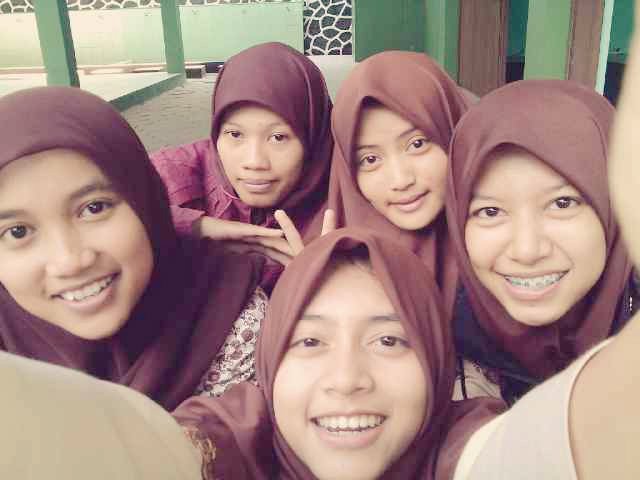 Rizkha04's tweet photo. Sekolah @finafatma @RinaWidi21 😎 http://t.co/AESwRLqQMv