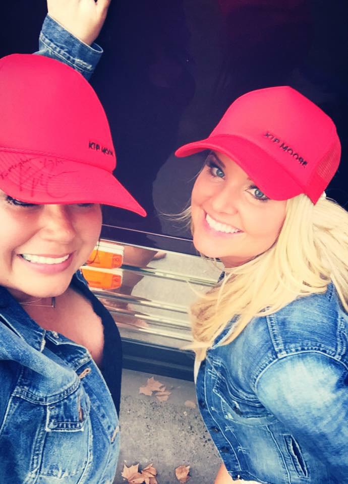 MichelleStarkel's tweet photo. @MichelleStarkel: Can't walk past @KipMooreMusic bus without stopping for a selfie! #selfie #b925 http://t.co/O96OfdOMQS