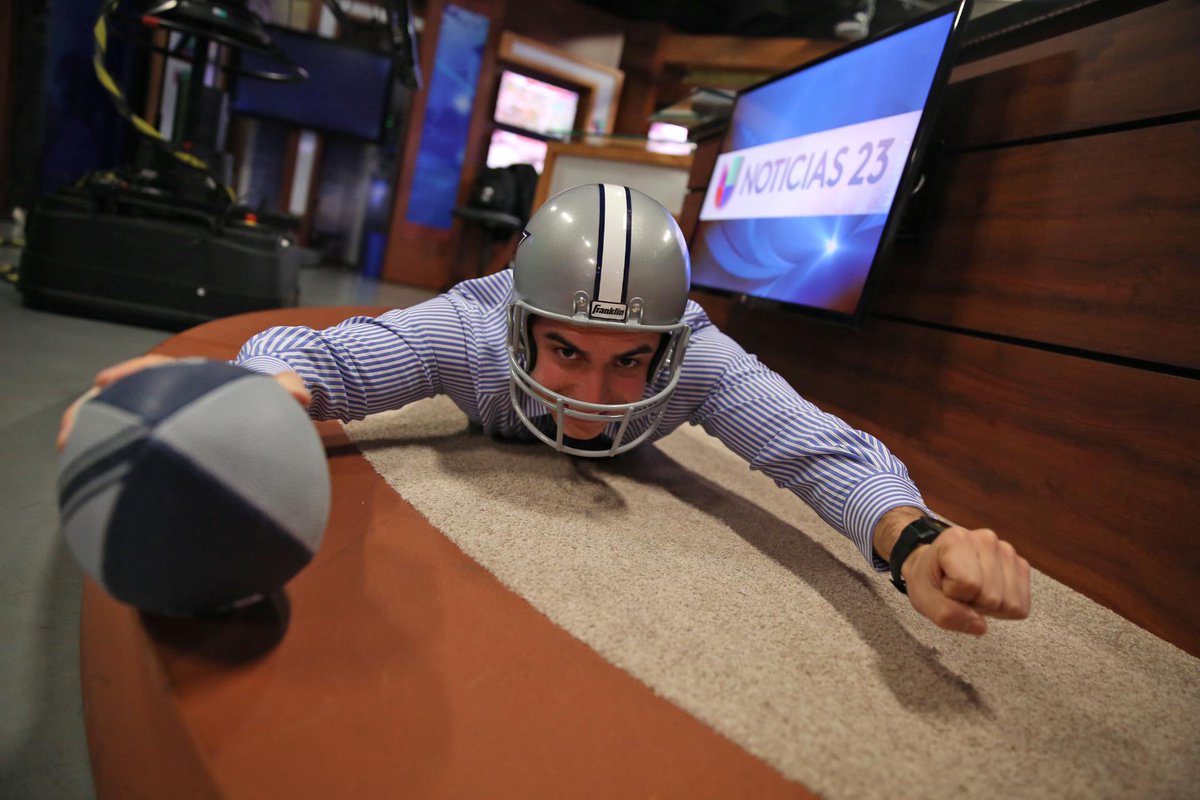 nmasuniviDFW's tweet photo. #Romoing desata euforia con fans #DallasCowboys con fotos imitando a #TonyRomo @pedritosilva http://t.co/axSgDw5rYC http://t.co/p2cOGdOxNG