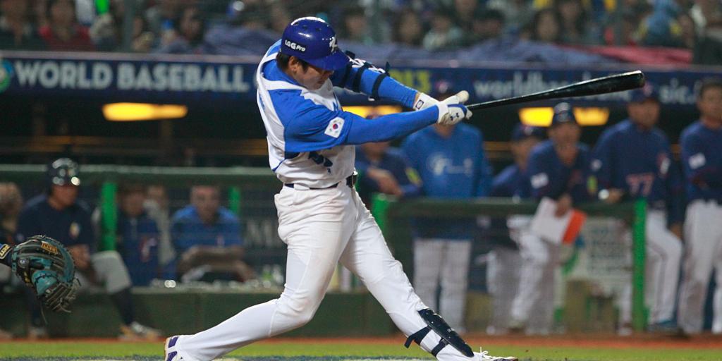 MLB's tweet photo. .@Pirates reportedly close to deal with Korean INF Jung-ho Kang. Club has not confirmed. http://t.co/Ge38mR6J7i http://t.co/FmY2l1RWXp