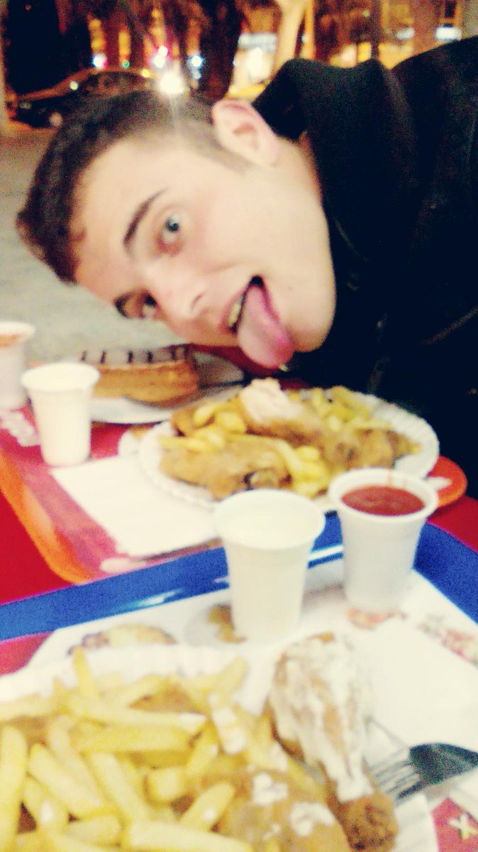 CoboEster's tweet photo. En mi salsa con mi niño 😍🍗🍟 http://t.co/1w8cbbr4yJ