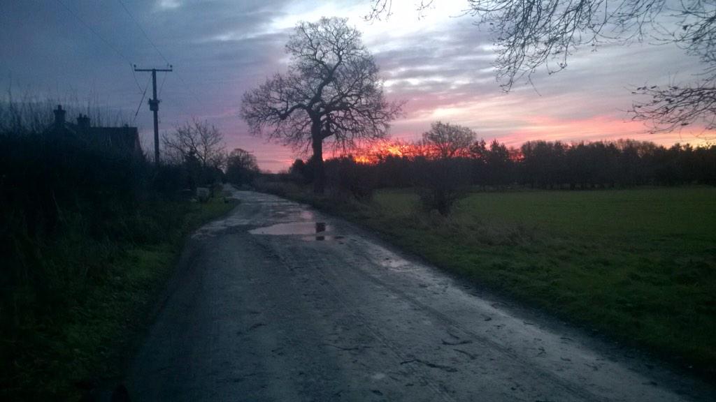 Kingston22W's tweet photo. #redskyinthemorning  #sheperdswarning @bbcweather 
@itvweather  it's certainly rough in #Suffolk tonight http://t.co/d9SRrDp5gh