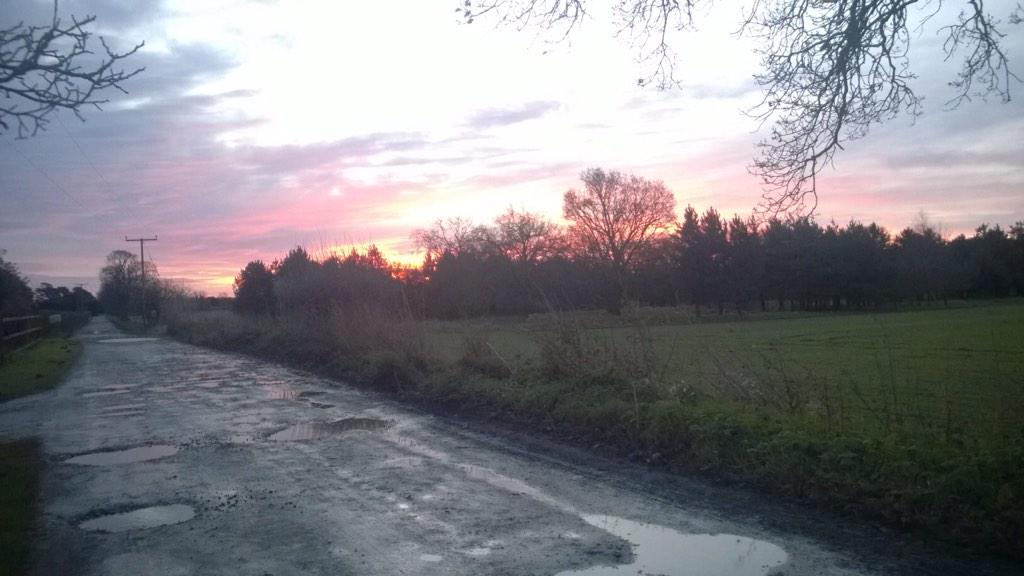 Kingston22W's tweet photo. #redskyinthemorning  #sheperdswarning @bbcweather 
@itvweather  it's certainly rough in #Suffolk tonight http://t.co/d9SRrDp5gh