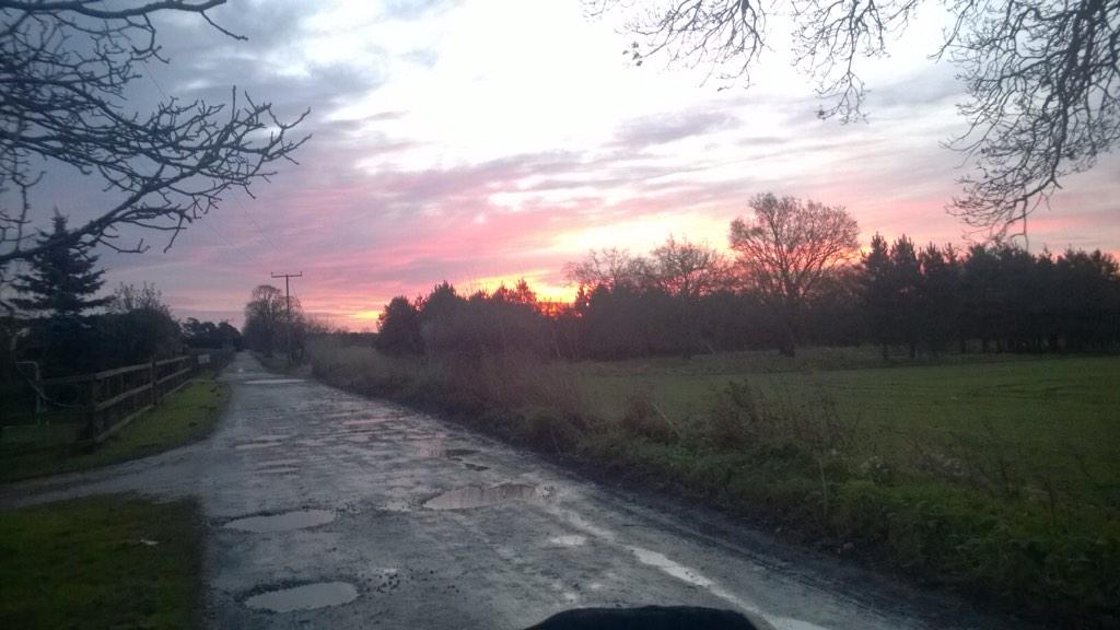 Kingston22W's tweet photo. #redskyinthemorning  #sheperdswarning @bbcweather 
@itvweather  it's certainly rough in #Suffolk tonight http://t.co/d9SRrDp5gh