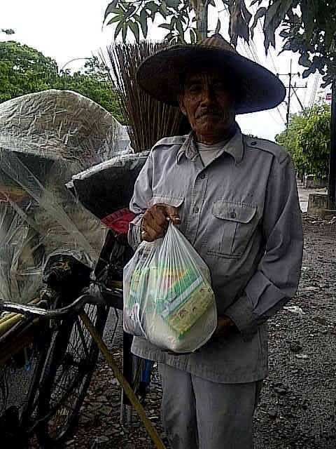 4/5 bbrp minggu lalu kita juga bagi2 sembako di jlan2 protokol di Surabaya.. Sasaran nya tukang becak. #jumatBerbagi