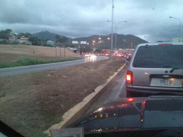 victoria1039fm's tweet photo. (6:04pm) Informa >> @joseRpineroP: Cola para pasar el #Palito sentido #ProCabello #Valencia http://t.co/YphWTRCbvG