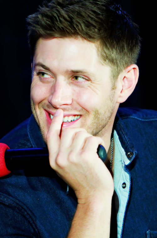 JustJensenDean's tweet photo. @JensenAckles #VanCon2013 <3 http://t.co/oDouYxF8P2