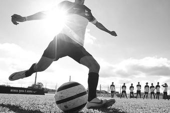 DelinquedIN's tweet photo. Jugar al fútbol = Fuera problemas. http://t.co/ARKlnM5yC5