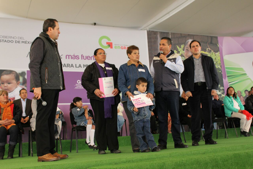 SEDESOLOFICIAL's tweet photo. El delegado @EdmundoRanero acompañó al gobernador Eruviel Ávila al evento 10Acciones para la Mujer en Ecatepec http://t.co/D42QheHcMO