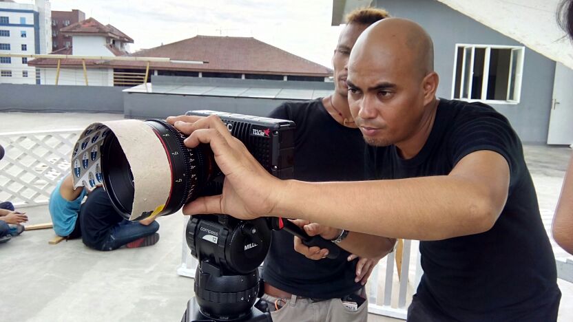 WowoHSV's tweet image. Fahmi sebagai DOP sedang serius pk kamera #Fastec #TS3Cine di film #DoubleTrouble #EpenCupen tgl 7 Jan 2015