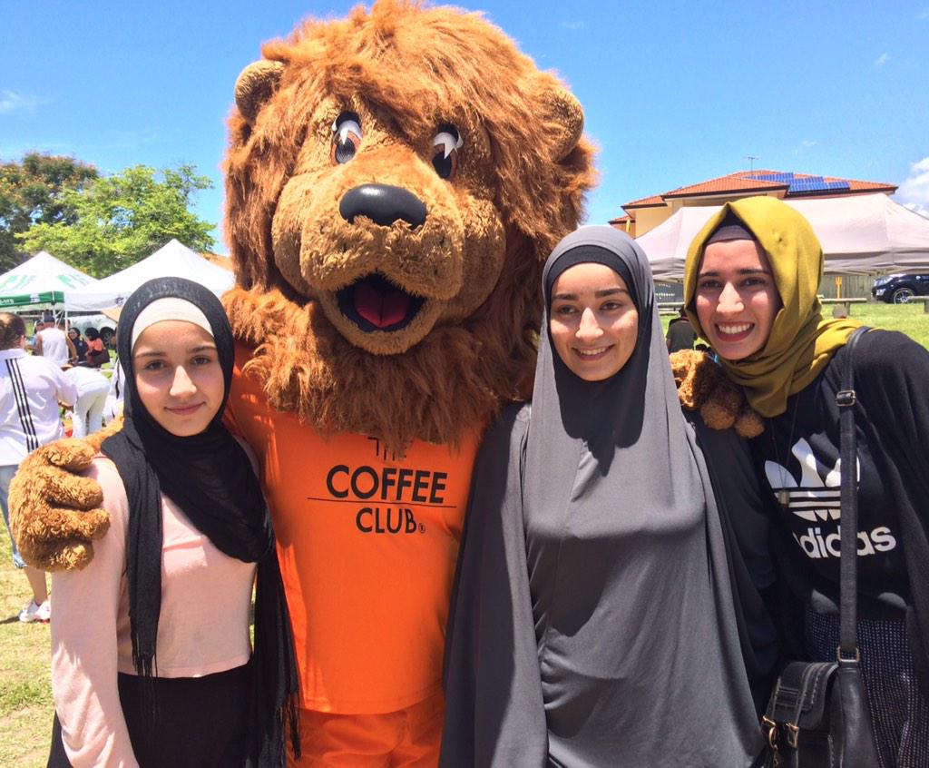 RoarOneGoal's tweet photo. Roary making friends at the IRAQI Community Fun Day - Svoboda Park, Kuraby #BeautifulDay #ComeOnDown #GoRoar http://t.co/NiaNaZO44d