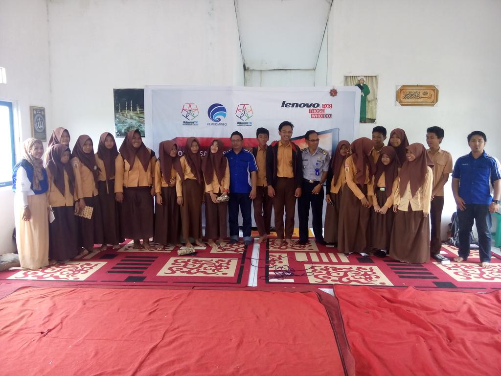 RTIK_Kalsel's tweet photo. Foto bersama @InsanCakap dengan panitia dari siswa smp n 6 martapura http://t.co/WrTsx27JHf