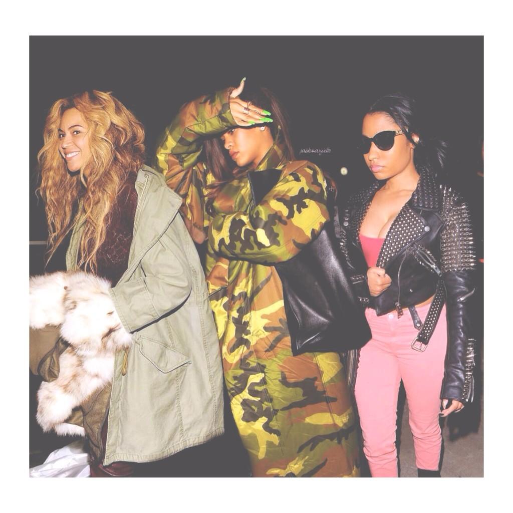 quietttRiottt's tweet photo. Bey: "Hi everyone!!! Have a great day."
Rih: "We don't have time for this shit Bey, hurry up."
Nic: "I hate y'all." http://t.co/J6wHBRlFUa
