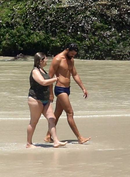 BBBaphos_'s tweet photo. ''Cauã Reymond curte praia no Rio com amiga'' Amiga só porque é gorda. Se fosse magra era affair/morena misteriosa http://t.co/1oMQa90M56