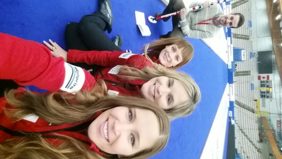 TeamJJonesCurl's tweet image. Taking turns at the photo shoot. @jillofficer is up so the rest do a #selfie! @therealwfg #contcup