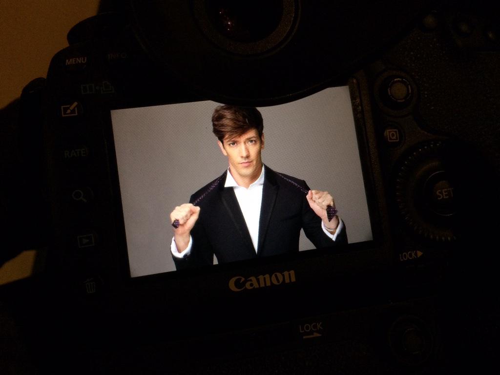 rogergzz's tweet image. Próximo viernes en la portada de la revista @EstiloDF RT si quieres una autografiada