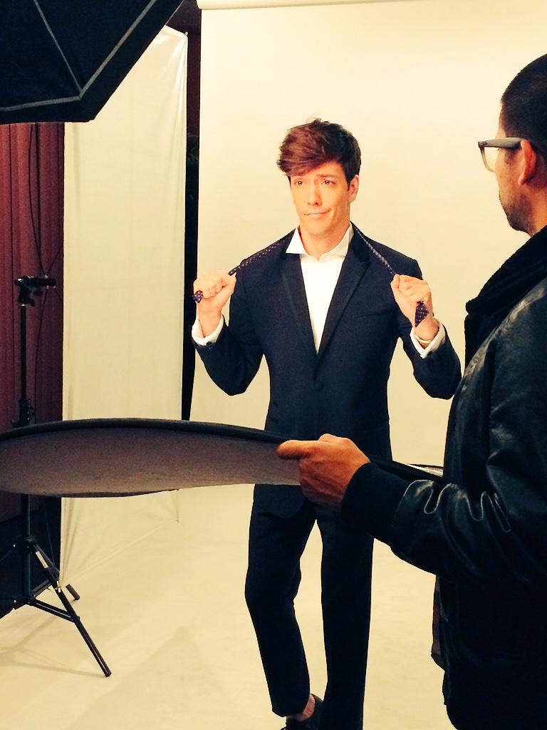 rogergzz's tweet image. Próximo viernes en la portada de la revista @EstiloDF RT si quieres una autografiada