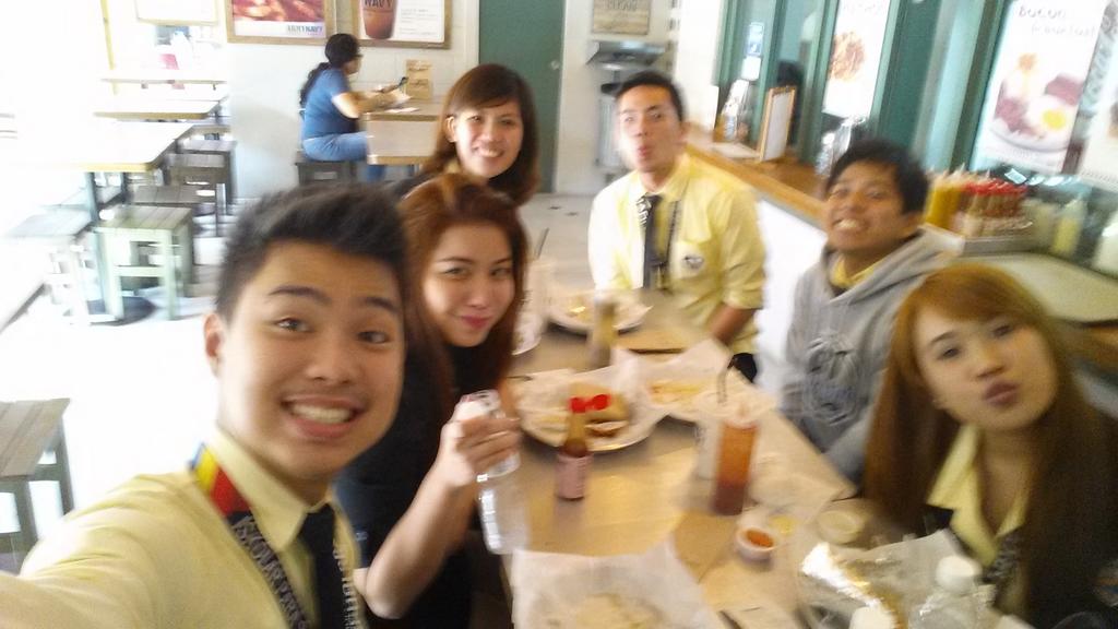 deaseniero's tweet photo. Breakfast awhile ago with the hommies ππ @PeterRicoWong @leonamartin @hiromotmot #AtePat #Bob http://t.co/YF0g9d0Xld