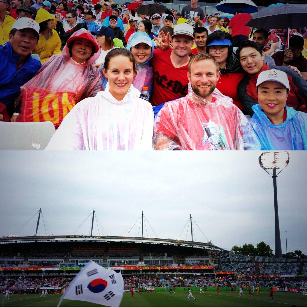 ElizabethLeeMLA's tweet photo. #KORvOMA @afcasiancup #Canberra - rain won't dampen this cheer squad! #GoKorea! #대한민국! #오필승코리아! http://t.co/ZHi2LVJbnR