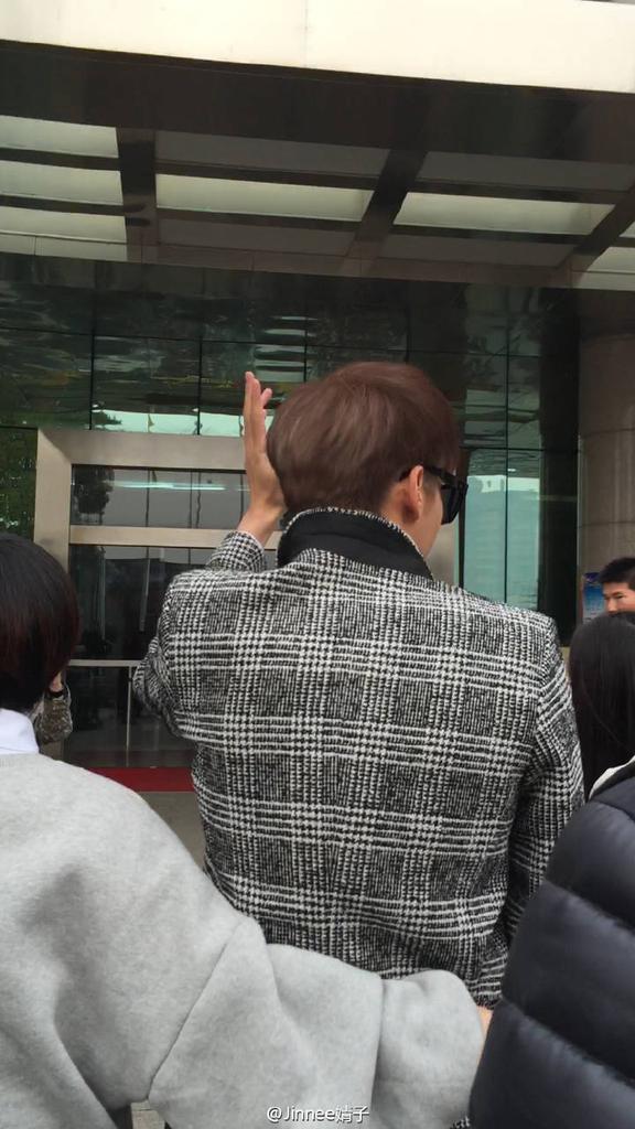 ranirafikas's tweet photo. krissica feels😍 "@/jungsooyeonkr: ODG Kris is wearing his Blanc &amp; Enclare shades again!!!  http://t.co/5zSjDKROCE"