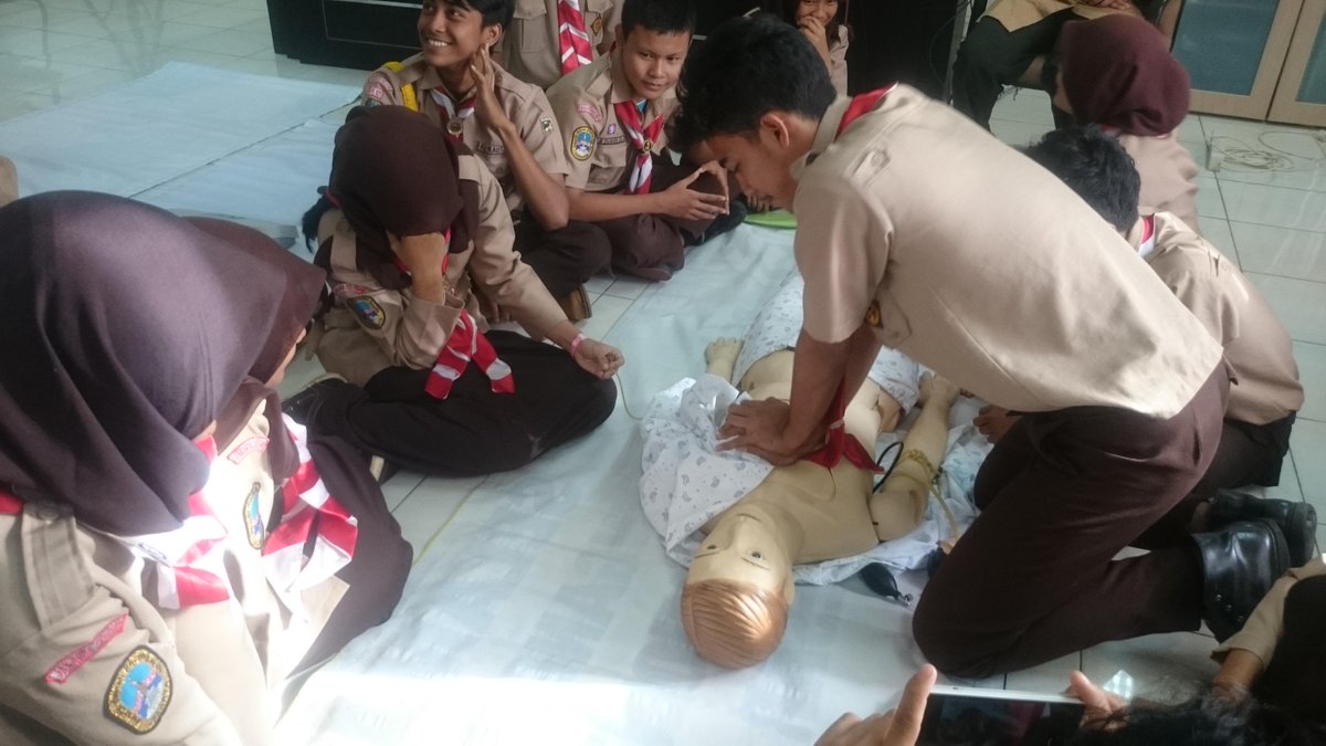 Simulasi pertolongan pertama pelatihan @relawan_bpjees #PramukAksi <a href="/dkd_dki/">DKD DKI JAKARTA</a> <a href="/kwarda_dki/">Kwarda DKI Jakarta</a> <a href="/DK_Nasional/">DK of ETH</a> <a href="/dkcjees/">DKC Jakarta Selatan</a>
