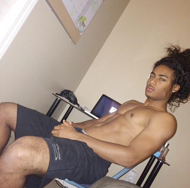 FineAssDes's tweet photo. “@PapiiTre: okay , good night beautiful ladies . I love you 😴🌙 tomorrow is gonna be a good day http://t.co/7vohCPUsEe” holy fuck 😍