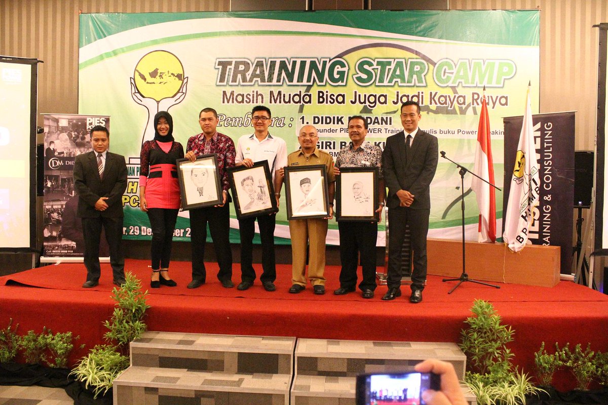 Setelah sambutan-sambutan yaitu sesi pemberian cindera mata berupa sketsa karikatur beberapa undangan.