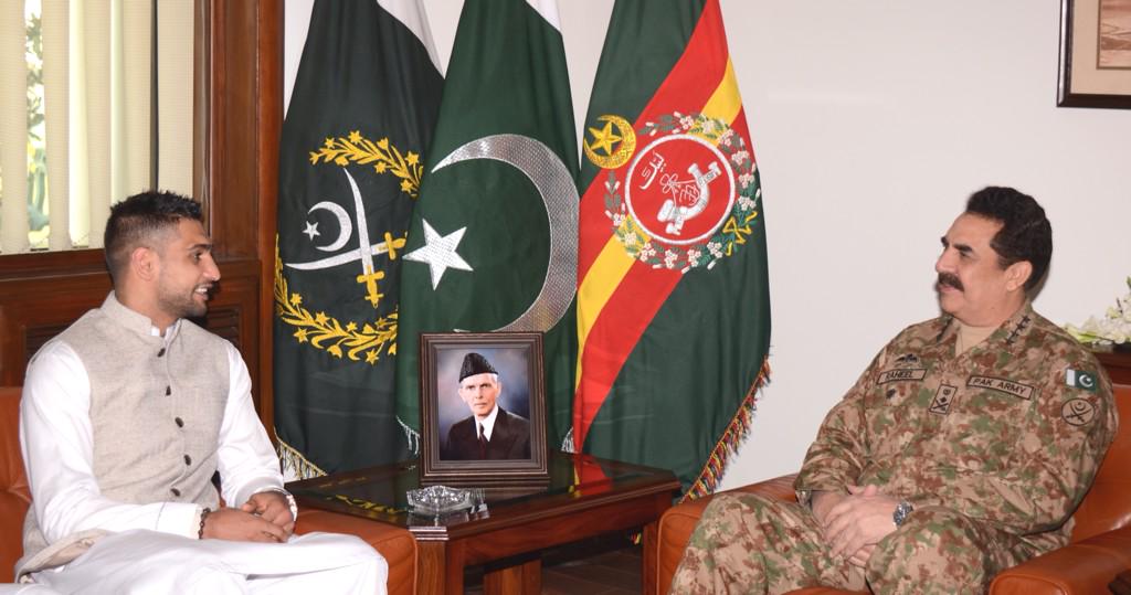 AsimBajwaISPR's tweet photo. World fame,Pakistani,Boxer Amir Khan met COAS,expressed solidarity with bereaved families of Psr Carnage,armed forces http://t.co/5xpL7X7V8s