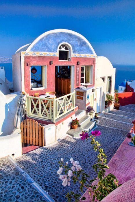 Santorini'de bir kaldırım kafe.. Yunanistan