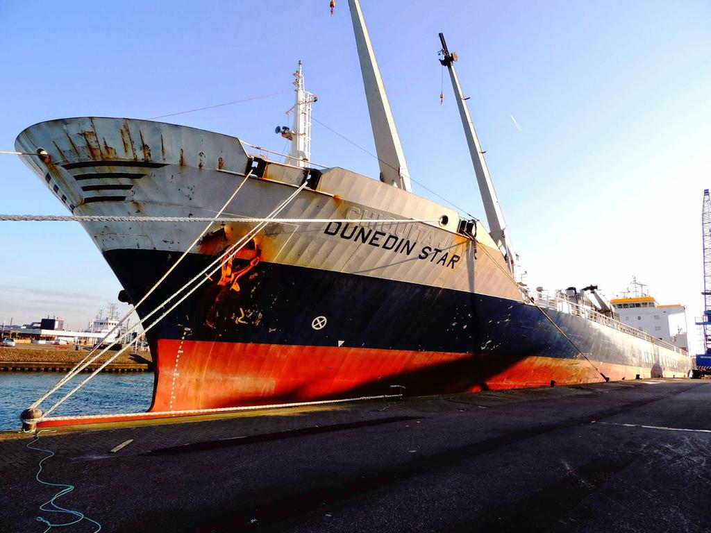 Amports's tweet photo. Goedemorgen! Voor u weer een aanvoer verse beelden uit de havenregio via @scheepvaartnews!
@zeehaven @HavenAmsterdam http://t.co/lOXPmSDTr3