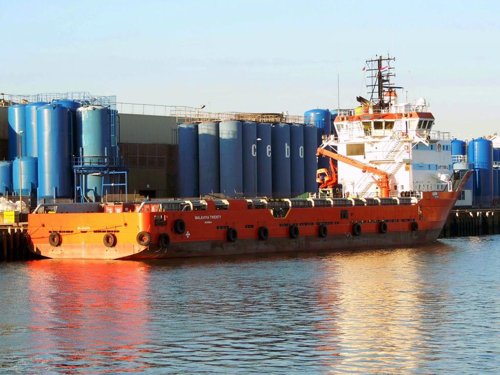 Amports's tweet photo. Goedemorgen! Voor u weer een aanvoer verse beelden uit de havenregio via @scheepvaartnews!
@zeehaven @HavenAmsterdam http://t.co/lOXPmSDTr3