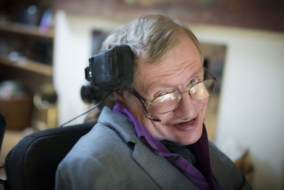 el_pais's tweet photo. Hawking sobre dos piernas http://t.co/WKqYyUWwon Así es la novela de la primera esposa del científico http://t.co/KbfOJcUXn5