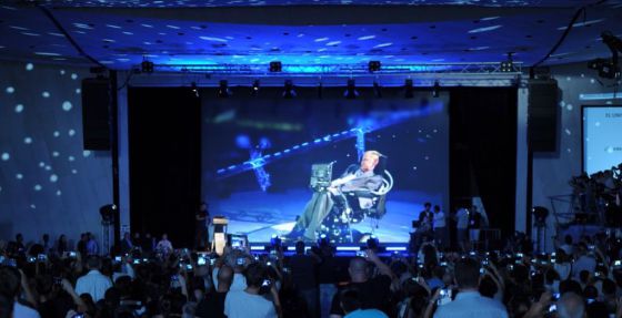 el_pais's tweet photo. Hawking sobre dos piernas http://t.co/WKqYyUWwon Así es la novela de la primera esposa del científico http://t.co/KbfOJcUXn5