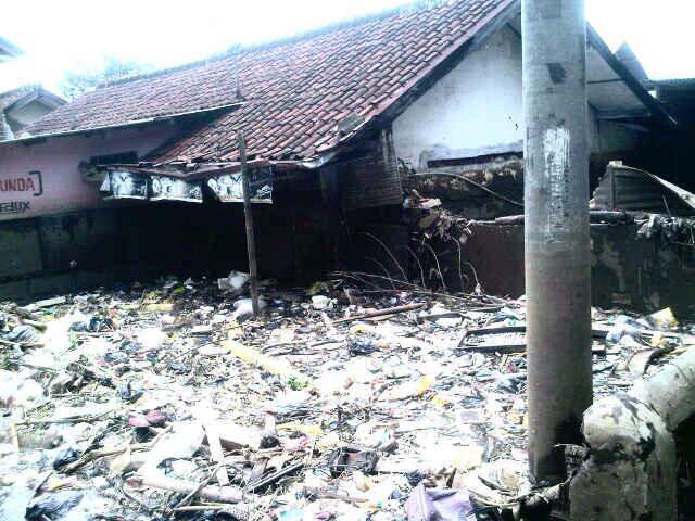 BCCF_bdg's tweet photo. Distribusi logistik ke posko banjir Leuwi Bandung #SolidarityBDG @kartaBDG @LRCBbandung @PRBJabar http://t.co/VtLToDQZJY