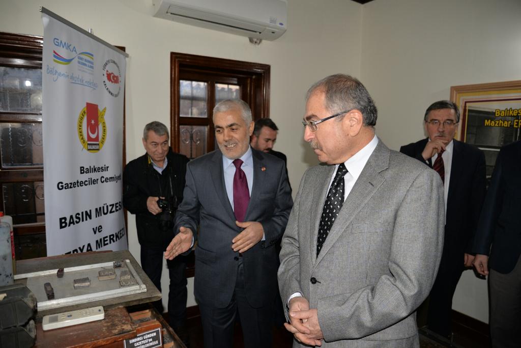 kosa1010's tweet photo. Valimiz @MustafaYMN Balikesir Gazeteciler Cemiyeti Başkanı Ramazan DEMİR ve Yöneticileri ile @ajans10 @coskun10yaman http://t.co/8jY4Yk8d9P