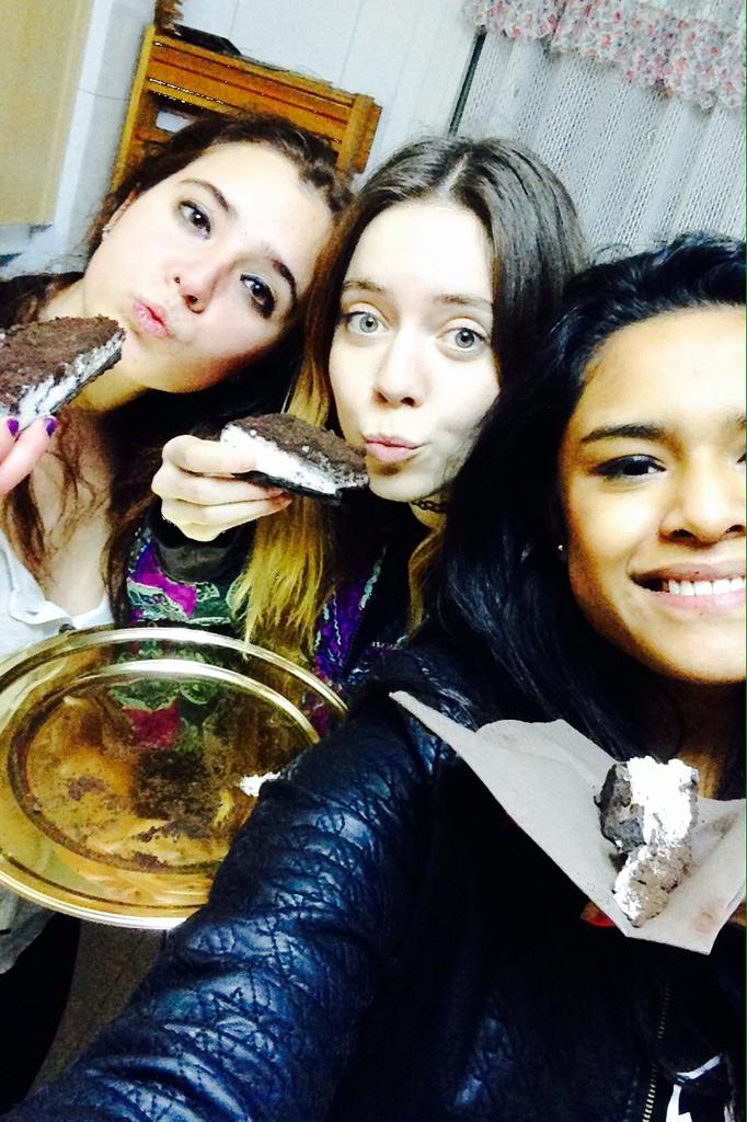 elenasencilla's tweet photo. Niñas guapas @CarmennDominn @BeatrizsilvaIri http://t.co/qjk3XhBGhh