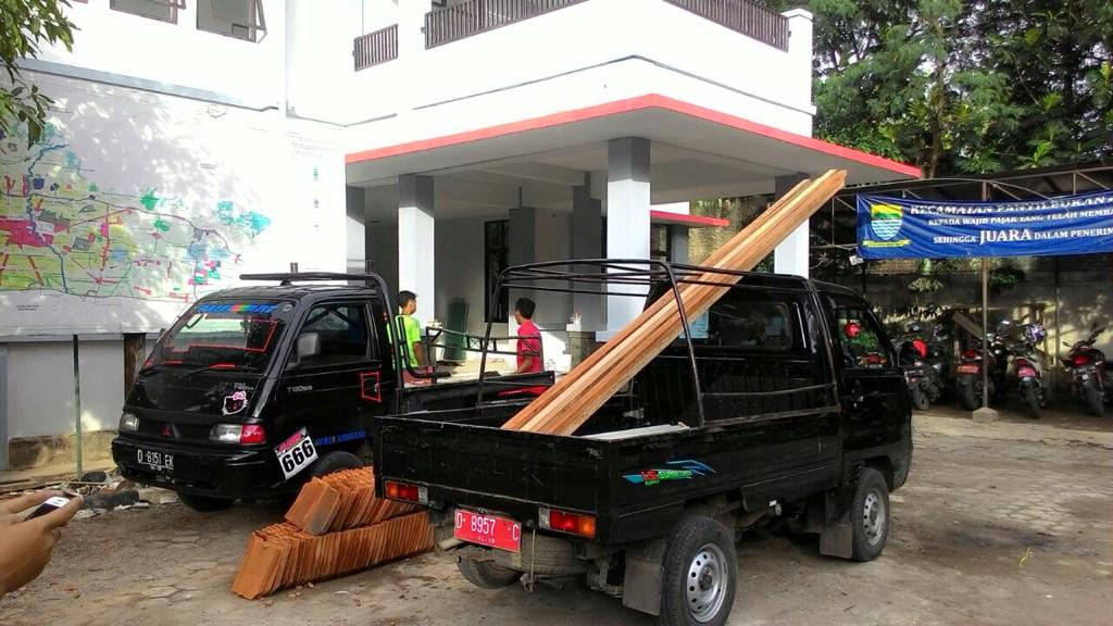 BCCF_bdg's tweet photo. Serah terima bantuan di Kec. Panyileukan #SolidarityBDG @kartaBDG @LRCBbandung @PRBJabar http://t.co/6o2WbB54am