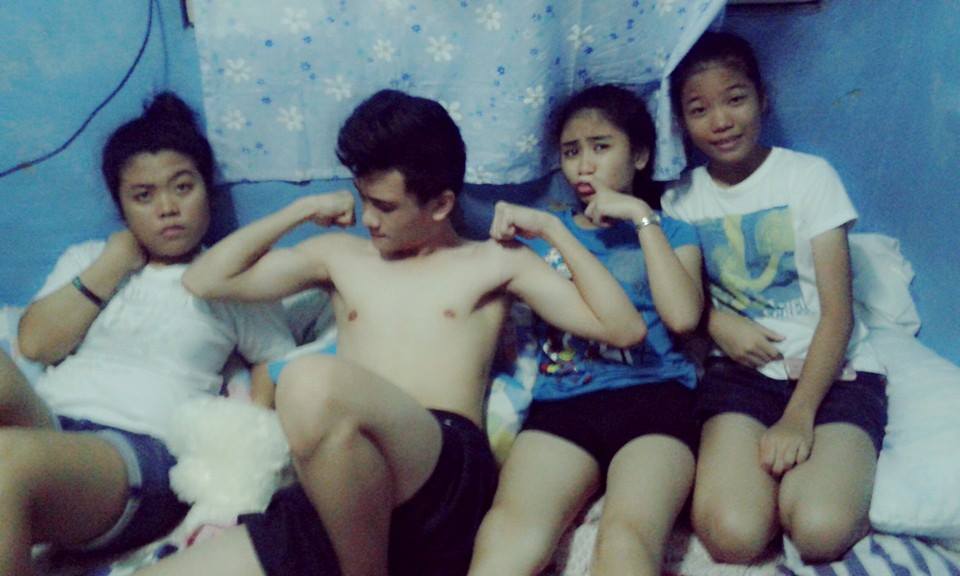 SevillaTrixie's tweet image. HAHA! #puyatan With my Cousins :D @nicahsevilla @TrixiaJane13 💟💟💟😆😝😁😊📷#Groufiee